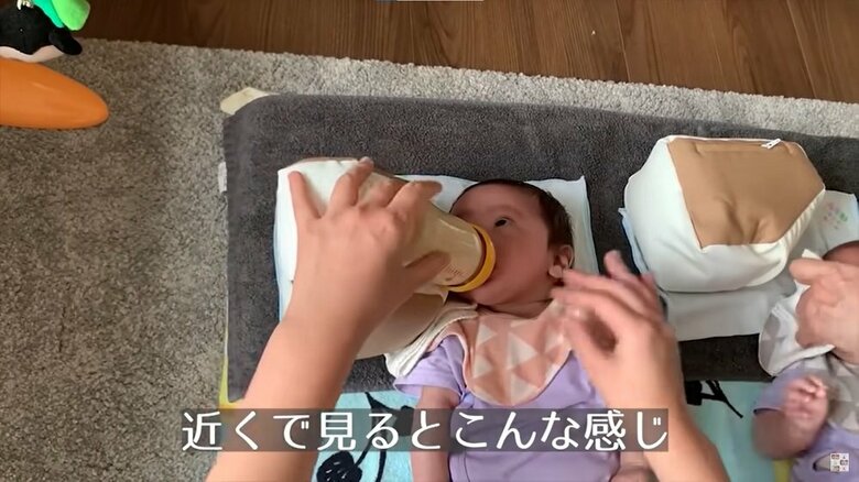 クッションの上に哺乳瓶をセットして