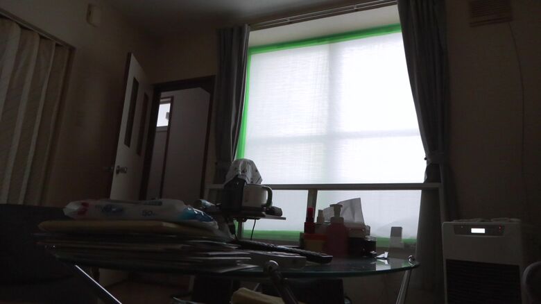 プラスチック製の板で窓を覆ってしのぐ