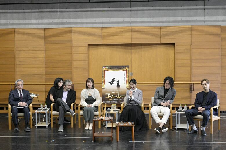 左から吉田智誉樹代表取締役、スコット・シュワルツ氏（演出）、谷原志音さん（フロー役）、真瀬はるかさん（フロー役）、金本泰潤さん（グレイ役）、萩原隆匡さん（グレイ役）