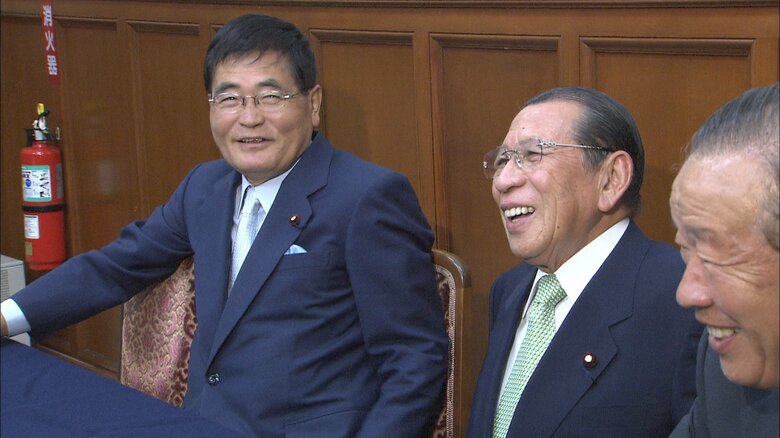 国民新党代議士会で亀井静香代表代行らと　2005年