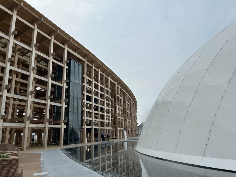 ドーム周辺の水面にはリングが映る