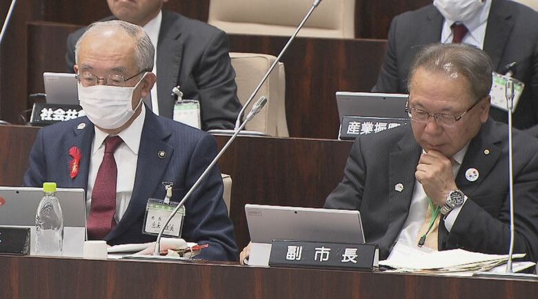 須坂市議会での三木市長（左）と中沢副市長