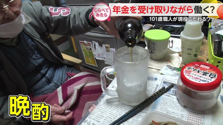 仕事終わりに大好きなホッピー割りを作る石井さん