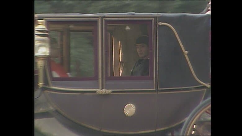 儀装馬車に乗る礼宮さま