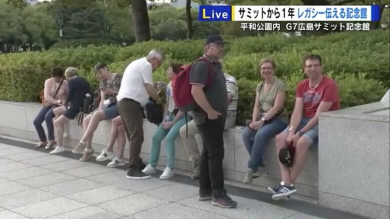 多くの外国人観光客が訪れる広島市の平和公園