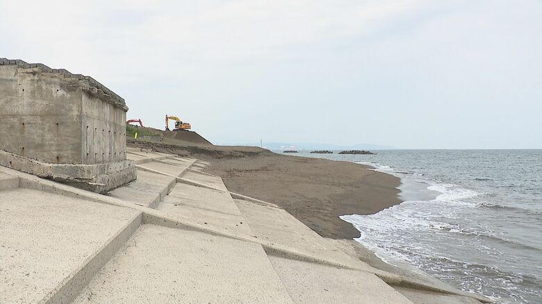砂浜が消え、コンクリートの護岸がむき出しに