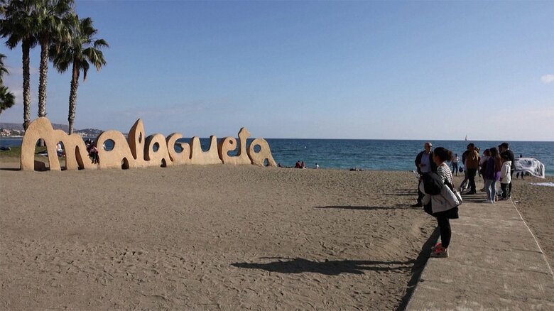 暖冬のスペインで1月に海辺で日光浴