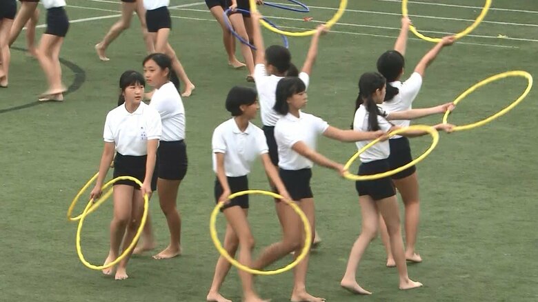 フラフープの演技も披露