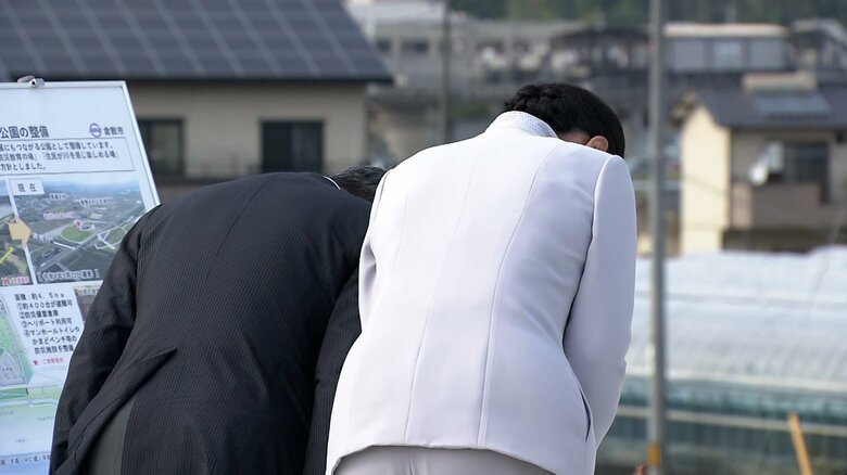 犠牲者に黙祷を捧げられた