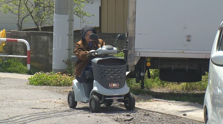 電動車いすで通う客