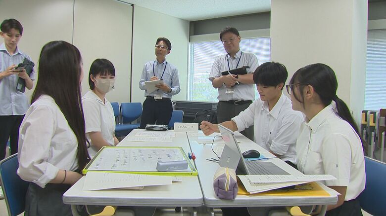 議論する高校生