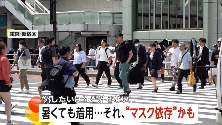 真夏日に迫る暑さでもマスク姿の人も行き交う東京・新宿
