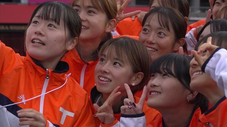 チームメイトに囲まれ写真を撮る不破聖衣来