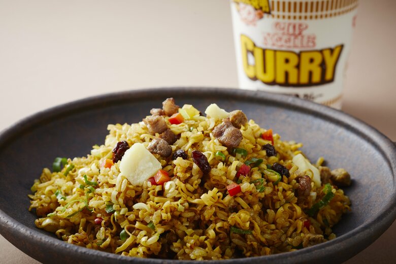 中国料理＜南園＞謎肉＆神戸牛カップヌードルカレーのチャーハン（提供：京王プラザホテル）