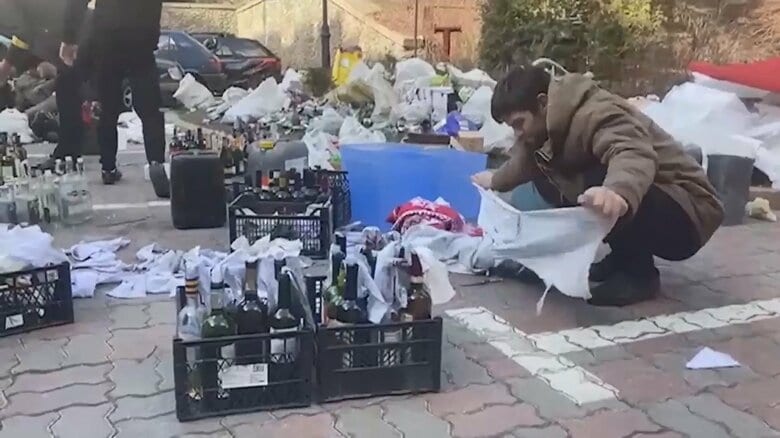 火炎瓶を作る市民（キエフ 2月27日）