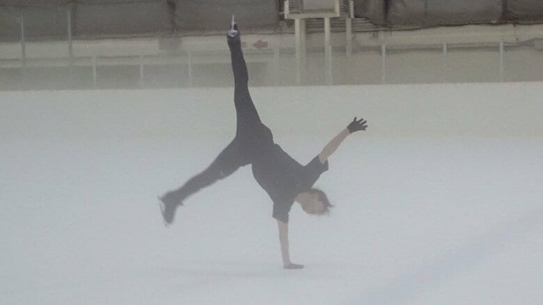 片手側転の練習をする友野（2025年8月）