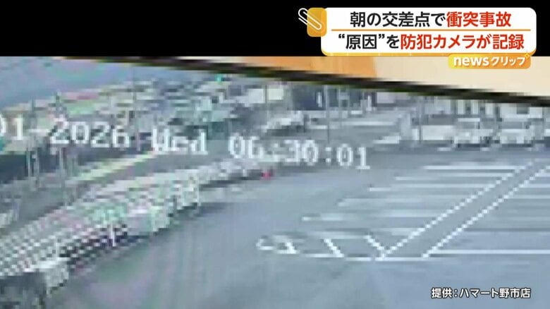 交差点で車2台が激しく衝突する事故の瞬間（1日午前6時半頃、高知・香南市）⑤