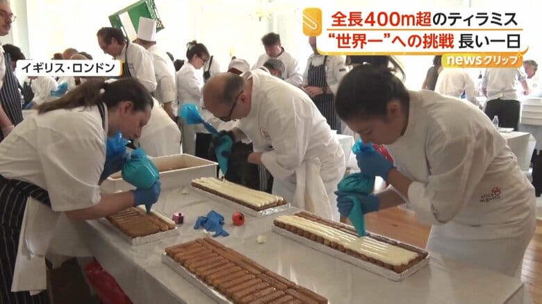 ビスケットの上にマスカルポーネチーズを絞るシェフたち