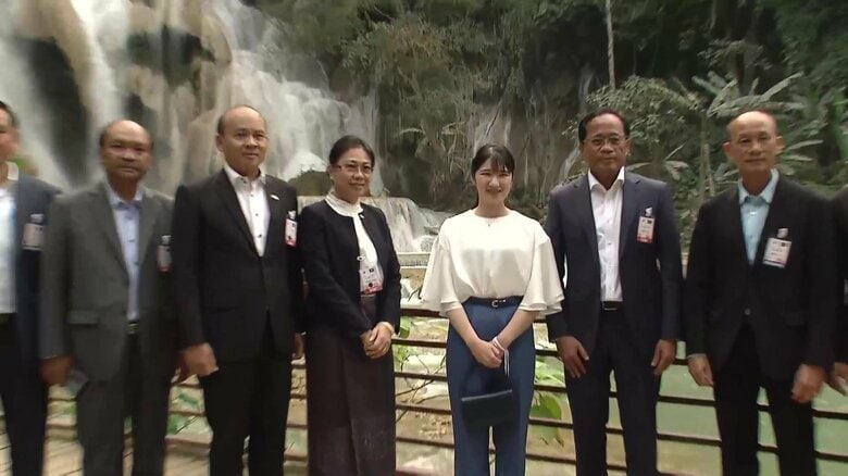 観光名所「クワンシーの滝」で関係者に声をかけ記念撮影（11月20日）