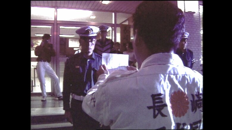 1991年　警察署前で「交通安全ルールを守る」誓約書を読み上げる暴走族リーダー