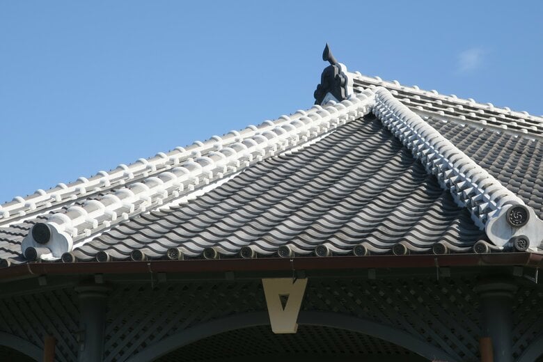 洋館に日本の屋根瓦