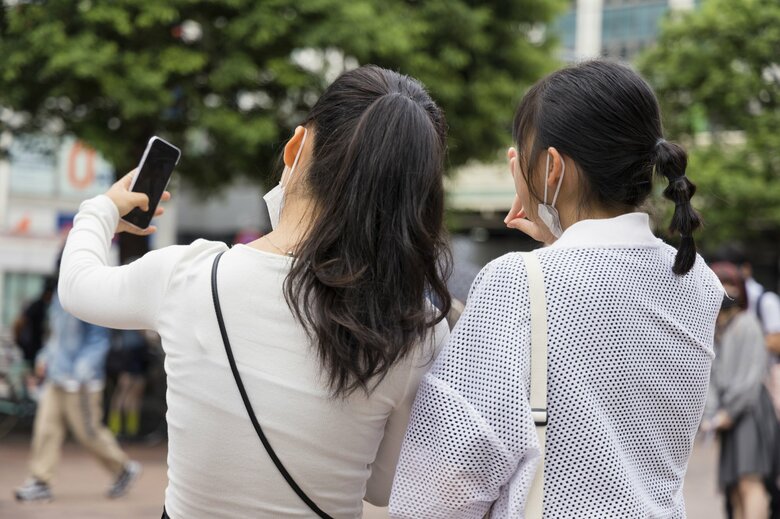 スマホは便利だけれど危険性を教えることも大切（画像：イメージ）