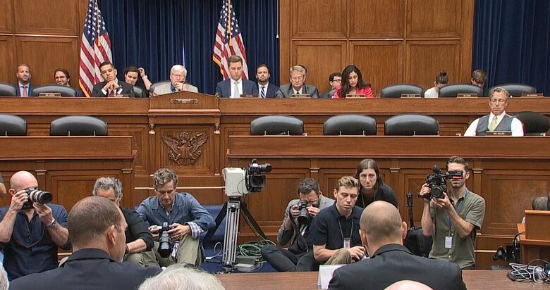 公聴会では議員から次々と質問が行われた