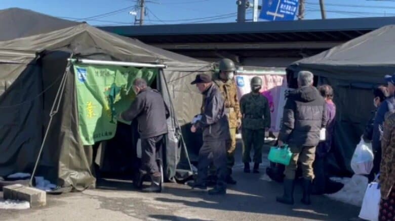 入浴施設のテントに入る被災者（提供：目達原駐屯地）