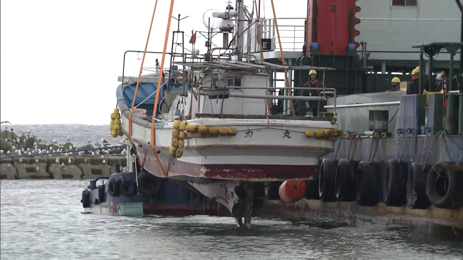 「命かけてやっている」珠洲市の港で転覆漁船の引き揚げ作業開始　津波で破損の港の活用目指す