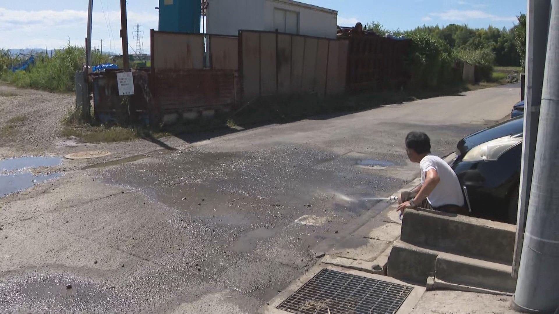 田んぼや道路が冠水…台風15号の通過から一夜明け被害出た地域の住民らが片付けに追われる「胸ぐらいまで水が」