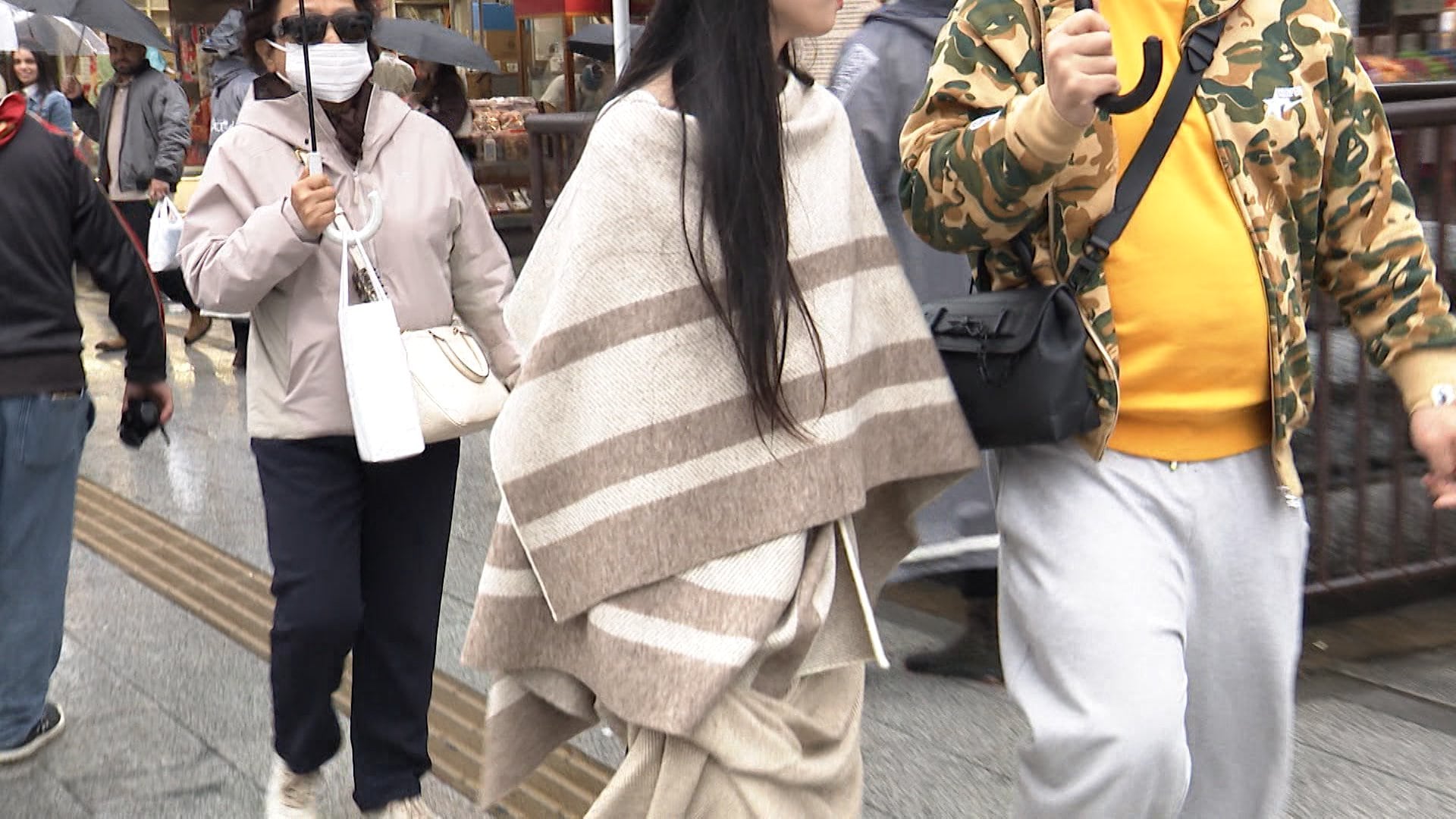 外国人観光客の手にはカイロ…豚汁専門店に行列　東京都心12月中旬並みの寒さ　全国で今年一番の寒さ観測　23日は寒暖差に注意