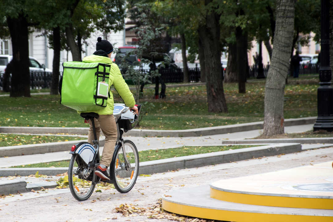 最近よく見る「ウーバーイーツ」の配達員がu201c労働組合u201dの結成を目指すワケ