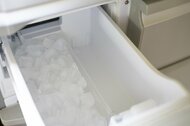 冷蔵庫の自動製氷機は手入れ必須?洗剤はNG?大掃除前に押さえておくべき留意点をメーカー3社に聞いた