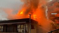 屋根が赤い炎に包まれ…さいたま市で住宅火災　搬送された火元の男性（66）「酒飲んで寝ていて気付かなかった」