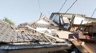 【中継】1階が押しつぶされ倒壊した木造住宅、車中泊続ける被災者　疲労の色濃く　震度7観測の熊本・氷川町