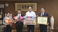 動物愛護に役立てて　マルトモが松山市へ１００万円とペット用おやつを寄付【愛媛】