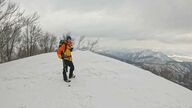 岳人を魅了する厳冬期の山　雪をたくわえ白銀に染まる「銀杏峰」　福井で屈指の美しい山をガイドと登る