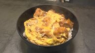 駅の高架下で50年…老舗食堂で愛されるソウルフード『からあげ丼』地元から観光客まで魅了する“秘伝のタレ”