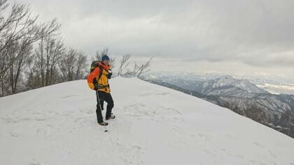 岳人を魅了する厳冬期の山　雪をたくわえ白銀に染まる「銀杏峰」　福井で屈指の美しい山をガイドと登る