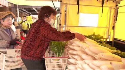 道の駅で子どもたちが育てた特産品の販売会　高野町のリンゴやダイコン　広島