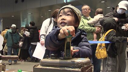 緊張感ある “運転体験” が本格的！恒例の「市電フェスティバル」多くの子どもたちでにぎわい…ループ化10周年記念乗車券も人気〈北海道札幌市〉