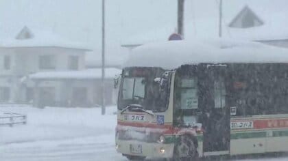 今シーズン最強寒波　車も街も真っ白に　城崎温泉では電車運休で観光客は「帰れないのでもう一泊します」【関西発】