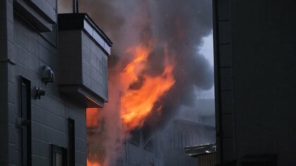 アパート火災で焼け跡から遺体発見、78歳男性か　消防車など14台が出動し消火活動　青森市