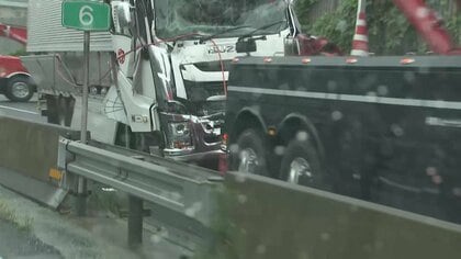 大型トラックを運転していた30代男性が死亡　東名高速下り・東京料金所近くでトラック3台が絡む事故