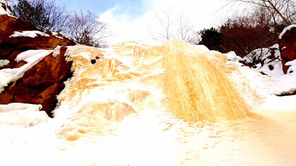 「エメラルド色の氷」や「黄色い氷」…圧巻！水や火山が生み出す色とりどり“氷の絶景”