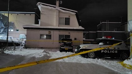 【速報】住宅内に血を流した女性2人の遺体…家族とみられる50代の男性を搬送　”殺人事件”の可能性も視野に捜査＿死亡は高齢女性と40～50代の女性　北海道札幌市
