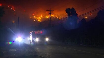 大規模な山火事で非常事態宣言　住宅焼失し停電などの被害　約1万8000人が避難　カナダ西部