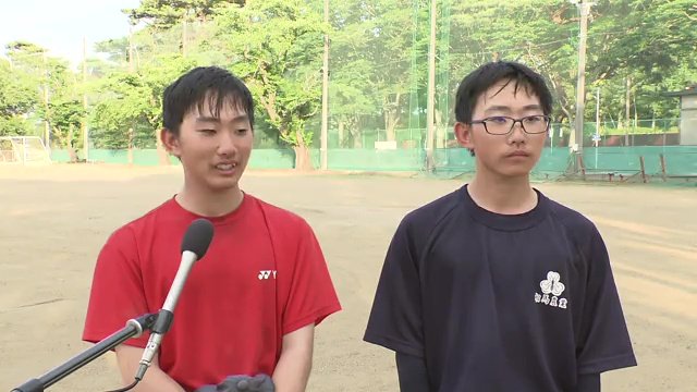 インタビューに答える部長で兄の健成選手(左)