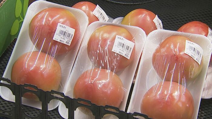 スーパーに並ぶトマト