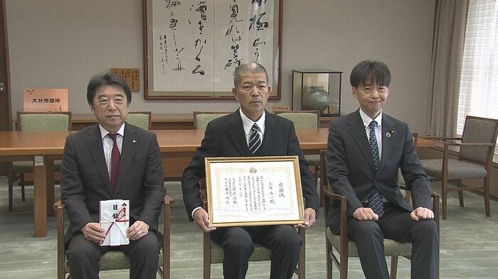 1000万円の寄付をした玉井浩一さん(中央)